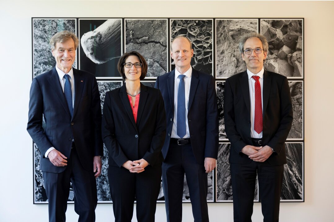 V.l.: Prof. Dr. Dr. h.c. Dr. h.c. Gerd Heusch, Vizepräsident und Sekretar der Klasse für Naturwissenschaften und Medizin, Prof. Dr. Viktoria Däschlein-Gessner, Prof. Dr.-Ing. Peter Mark, Prof. Dr.-Ing. Jochen Kreusel, Vizepräsident und Sekretar der Klasse für Ingenieur- und Wirtschaftswissenschaften